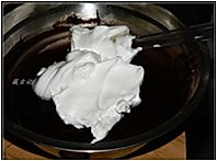 古典猫翻糖巧克力蛋糕配覆盆子奶油霜的做法图解3