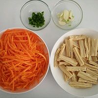 胡萝卜炒腐竹的做法图解2