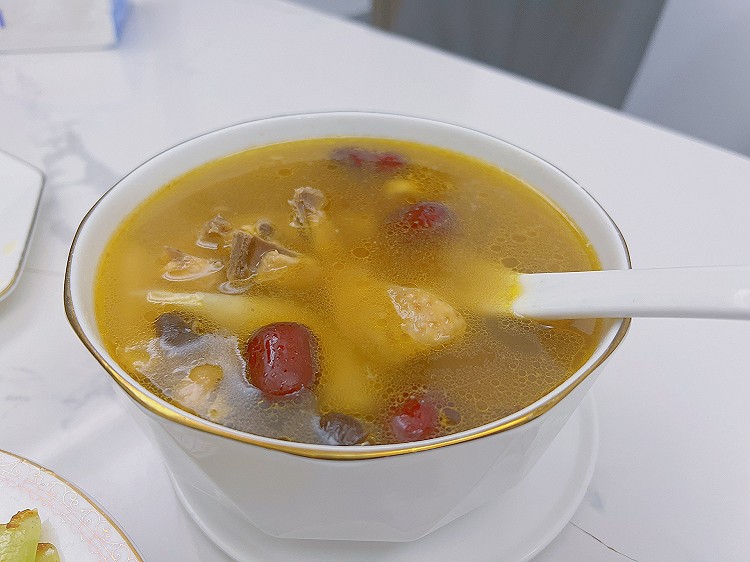 淮山茶树菇熬鸡汤的做法
