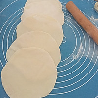 韭菜盒子(有花边包法)的做法图解3