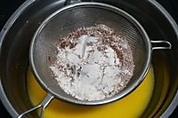 电饭锅—巧克力戚风蛋糕的做法图解3