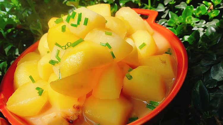 鸡汤炖小新土豆的做法