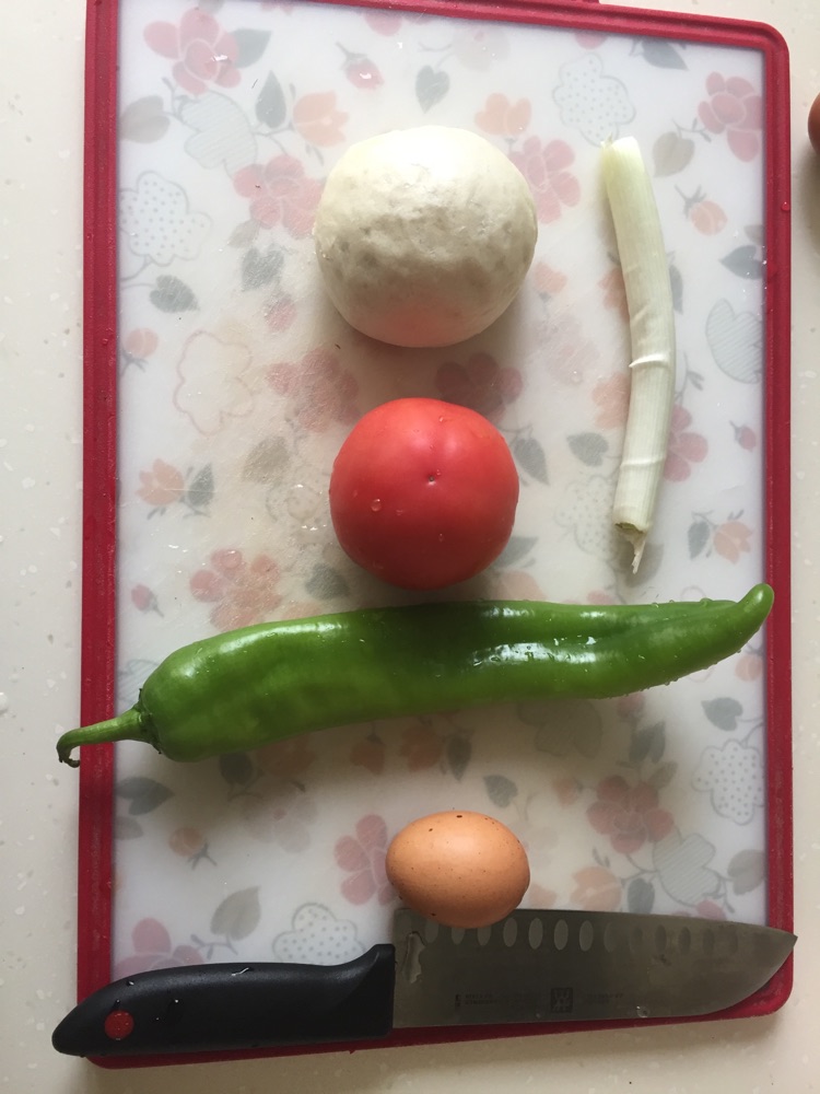 鸡蛋炒馒头的做法图解1