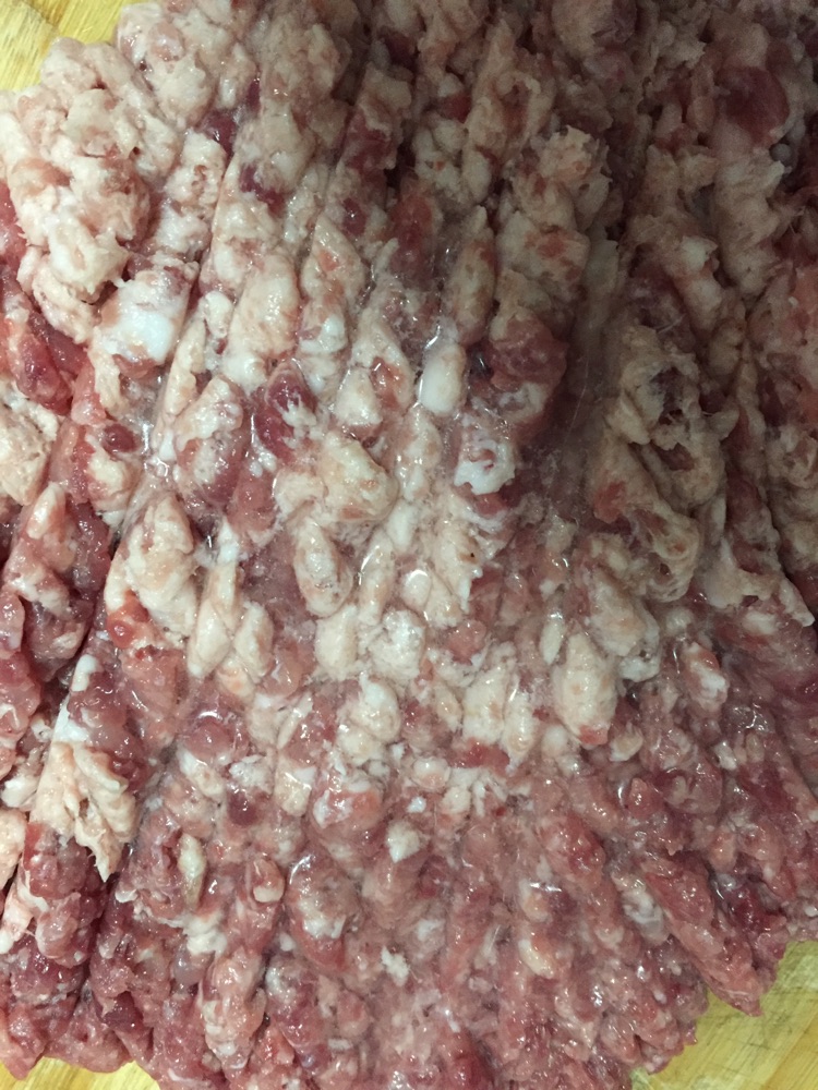 白菜猪肉水饺的做法图解2