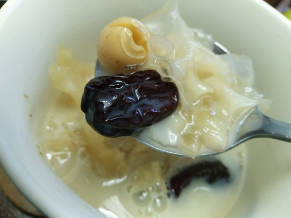 奶香银耳莲子羹