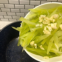 莴笋碧玉丝的做法图解1