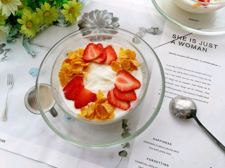 吃不够的草莓玉米片酸奶碗的做法