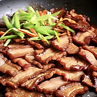 这道菜都可以炫好几碗米饭真的香哇~肉片炒辣椒的做法图解3