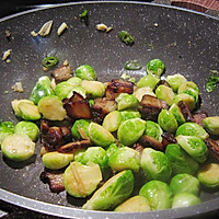 腊肉炒抱子甘蓝的做法图解5