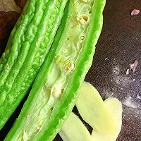 #夏至日，大口吃面#苦瓜肉片汤的做法图解1