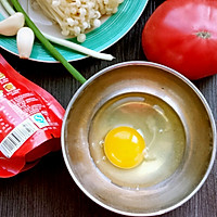 番茄金针菇蛋汤的做法图解1