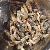 洋葱炒河虾的做法图解1