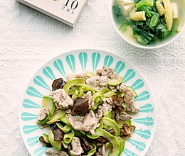 减脂餐～西葫芦木耳炒肉片&玉米笋青菜豆腐汤的做法