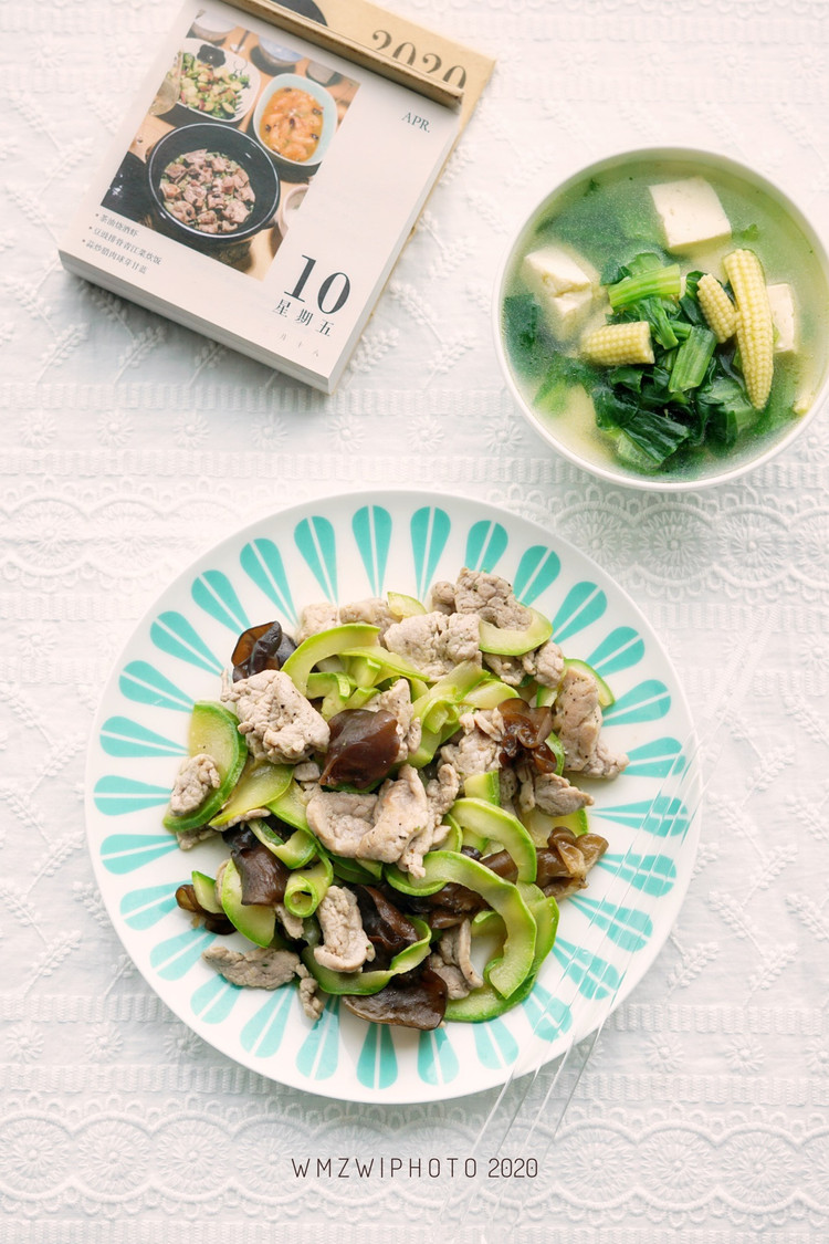 减脂餐～西葫芦木耳炒肉片&玉米笋青菜豆腐汤的做法