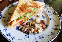 #我们约饭吧#超快手早餐：肉松午餐肉玉米粒三明治的做法