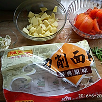 吕家～奇异番茄土豆刀削面的做法图解1