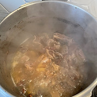 土豆红萝卜炖牛腩的做法图解1