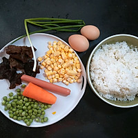 五彩蛋炒饭的做法图解1