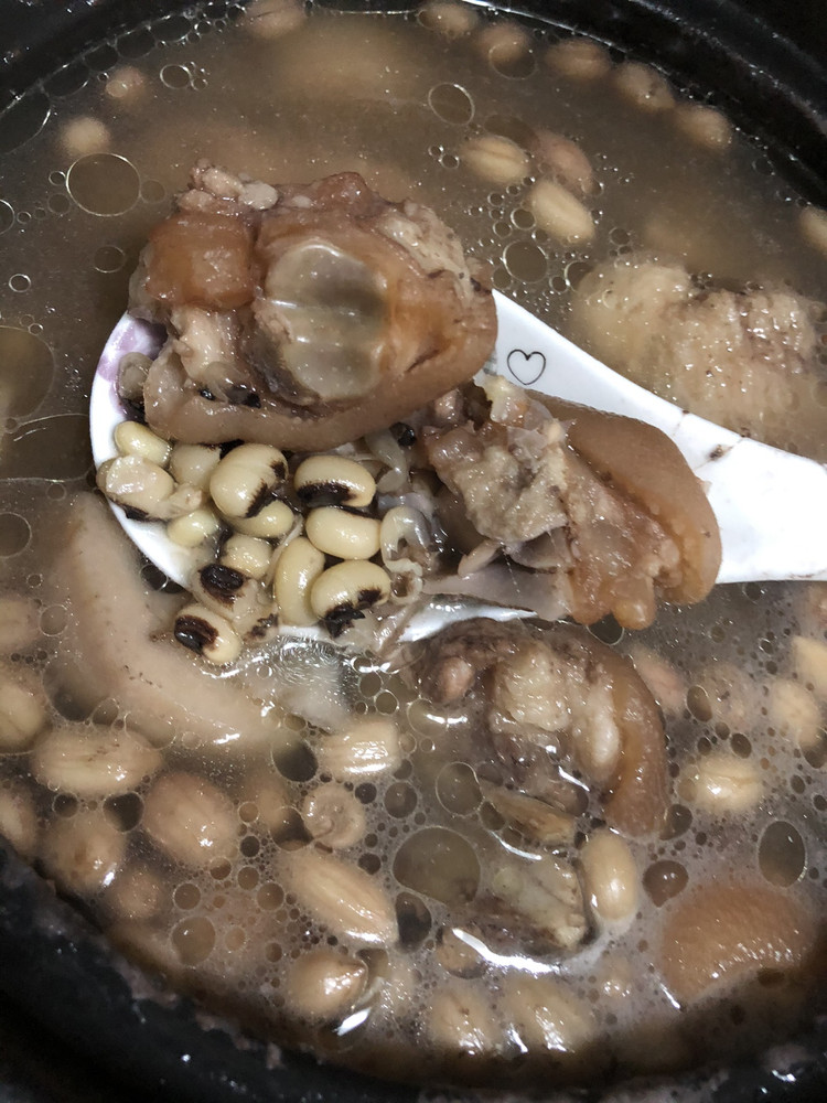 广式眉豆花生莲藕猪脚汤的做法