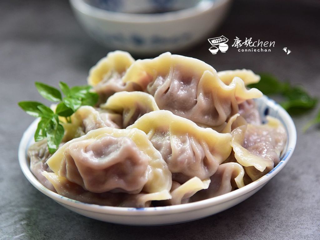 Purple cabbage pork dumpling