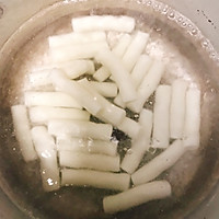 鱿鱼须炒年糕的做法图解2