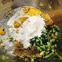 三文鱼牛油果蛋的做法图解2