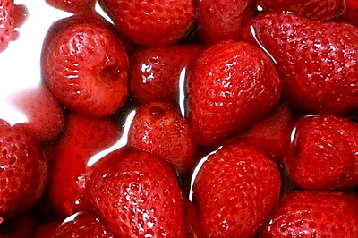 夏天吃不完草莓的好去处--冰镇草莓罐头