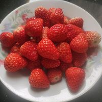 冰糖草莓葫芦的做法图解1