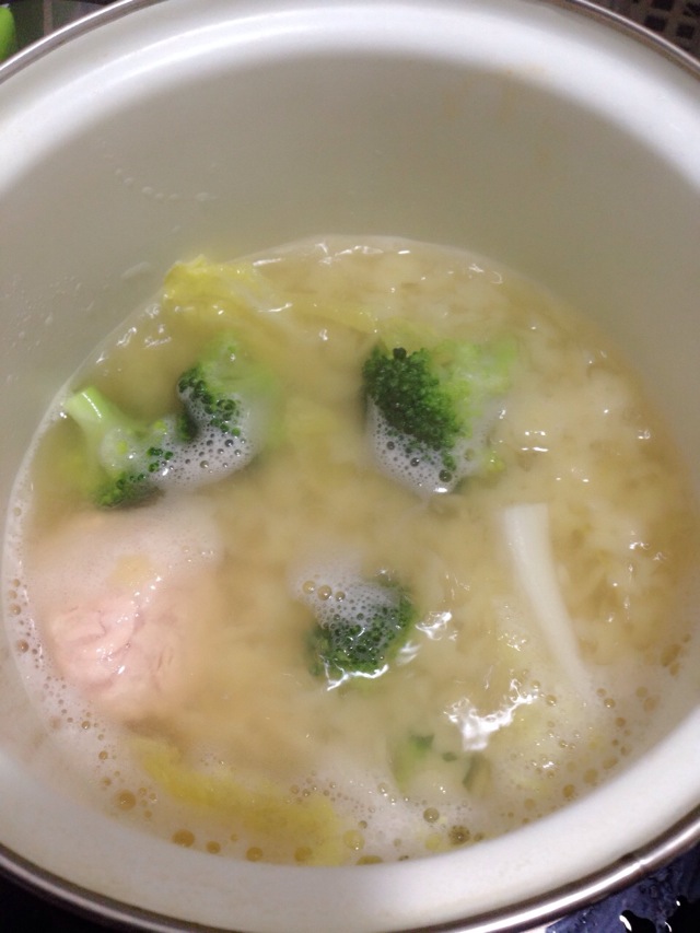 【宝宝辅食】10M鲜虾汤底--三文鱼西兰花娃娃菜星星面的做法图解2