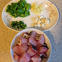 糖醋青椒草鱼块的做法图解1