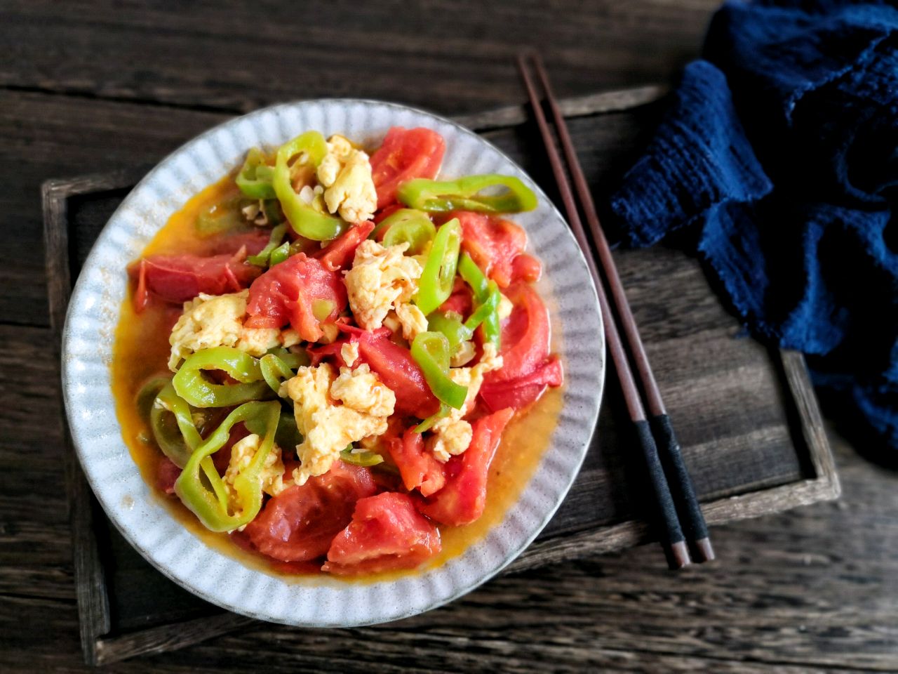 Fried egg with tomato and pepper