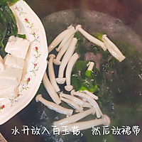 裙带菜豆腐汤的做法图解2