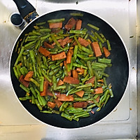扁豆角炒香肠的做法图解4