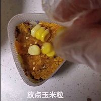 #美食视频挑战赛#快手 肉松蛋黄饭团的做法图解5