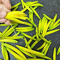 “黄花菜都凉了”之热炒黄花菜的做法图解2
