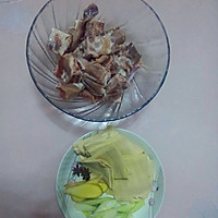 排骨炖干豆腐的做法图解1