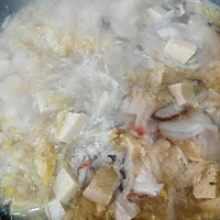 东北酸菜红烧肉炖冻豆腐的做法图解5