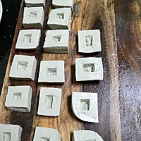 煎酿黑豆腐的做法图解2