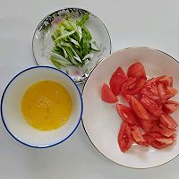 一人食简单快手西红柿鸡蛋热汤面的做法图解3