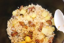 土豆腊肠焖饭的做法