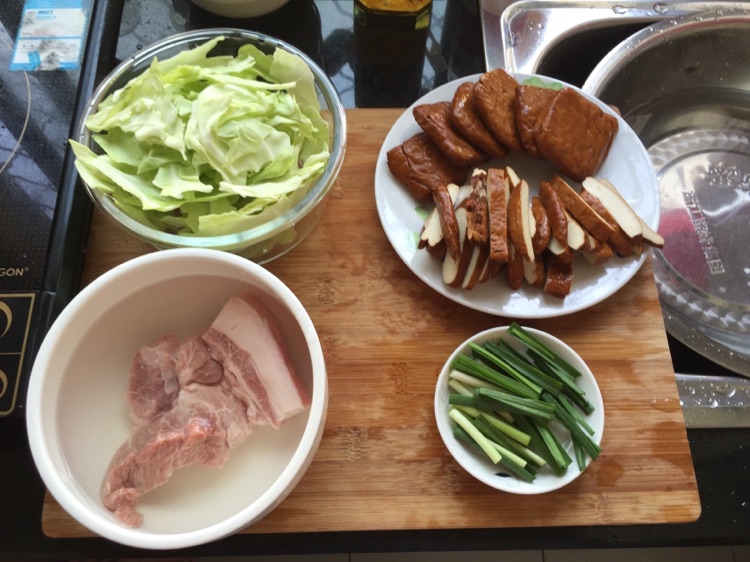 蒜苗辣炒酱香干的做法图解1