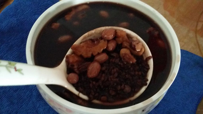 黑豆黑米黑糯米黑芝麻核桃花生薏米粥