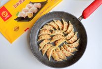 #大喜大欢喜烧烤店# 鲜美不费时的玉米蔬菜猪肉煎饺的做法
