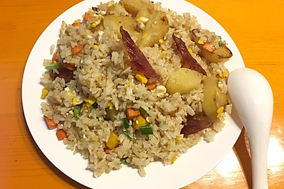 胡萝卜土豆鸡蛋腊肠炒饭