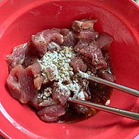 洋葱蚕豆炒肉的做法图解1