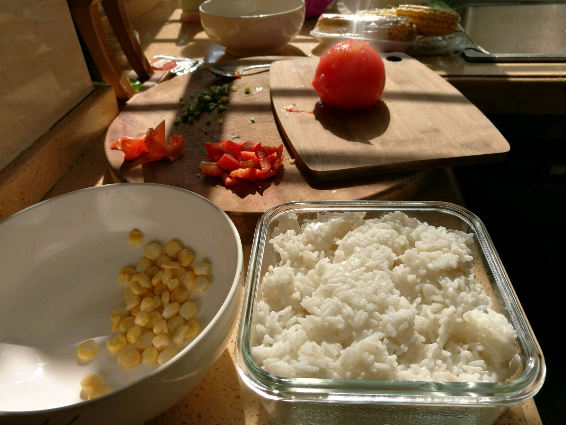 米饭中午西红柿鸡蛋盖饭室内盖饭摄影图配图高清摄影大图-千库网