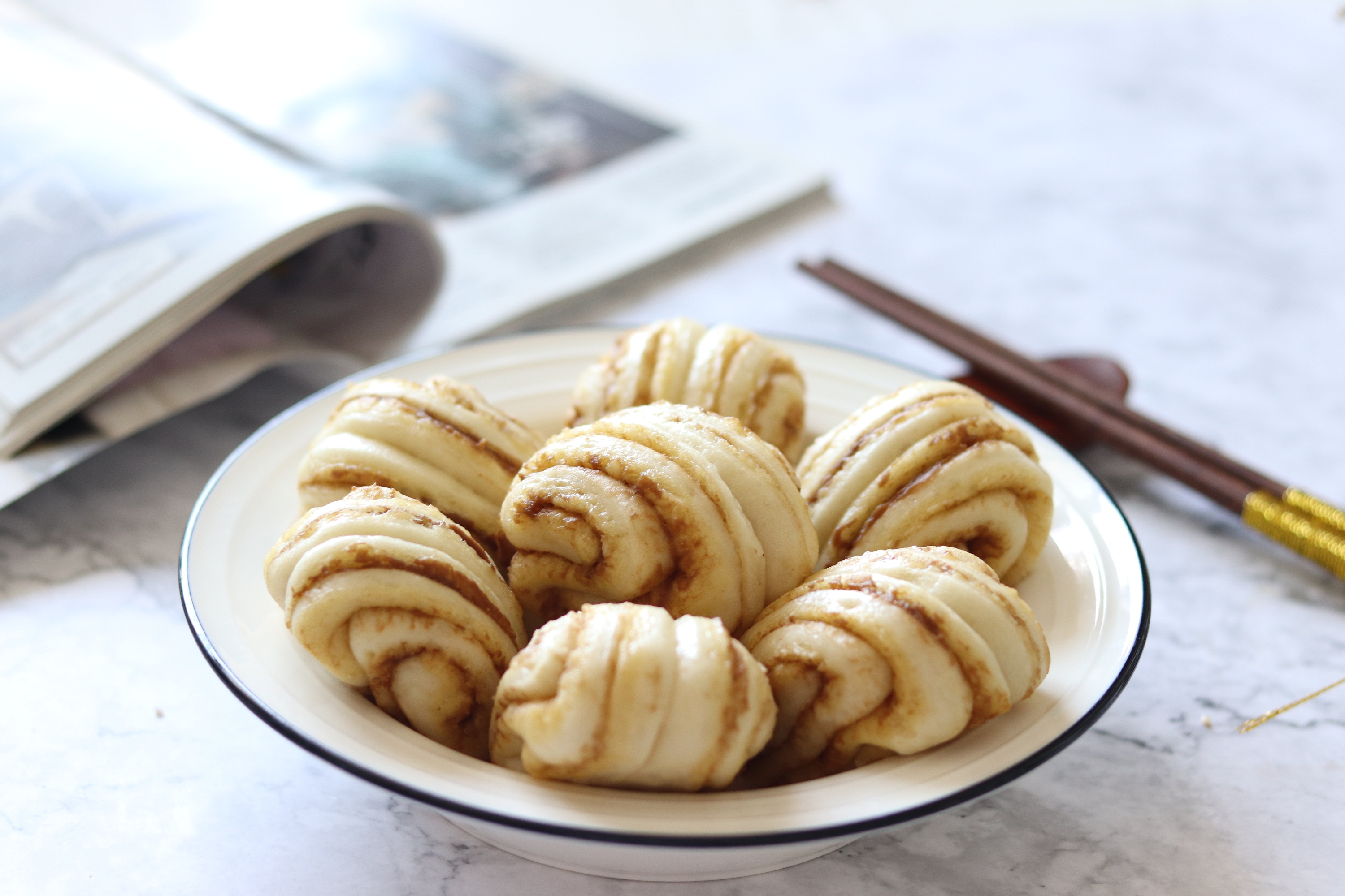 Corn and sesame paste rolls