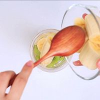 奇异果香蕉奶昔—迷迭香的做法图解3