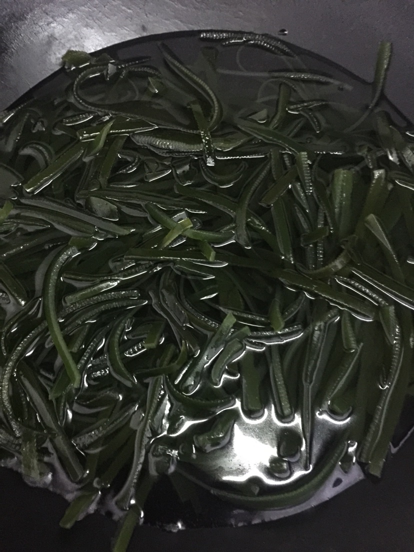 家常凉拌海带丝的做法图解1