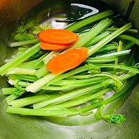 芹菜猪肉水饺的做法图解2